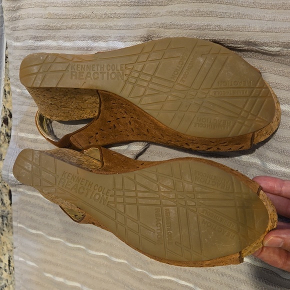 Kenneth Cole Reaction. Size 9. Brown heels - Picture 9 of 13